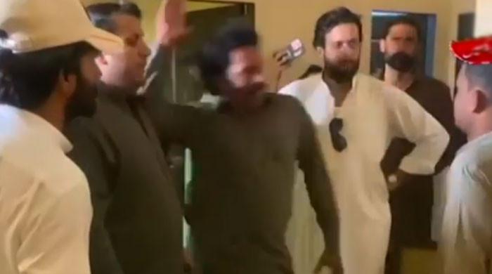 ویڈیو:(ن)  لیگی ایم پی اے عون جہانگیر کی  پاسکو ملازمین سے بدتمیزی، ساتھی نے تھپڑ جڑدیا