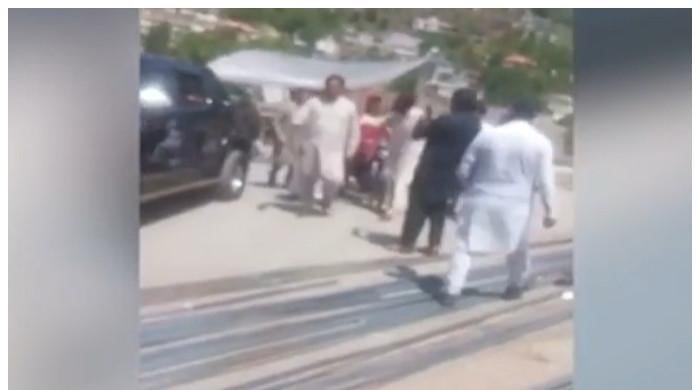 ویڈیو: آزاد کشمیر میں اسسٹنٹ کمشنر کی گاڑی میں کتا، شہریوں نے گاڑی روک لی