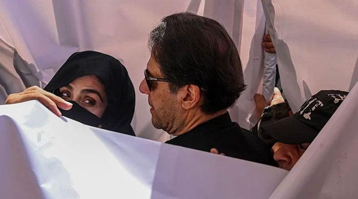اڈیالہ جیل میں سماعت: بشریٰ بی بی غصے میں کمرہ عدالت داخل ہوئیں، عمران خان کے ساتھ بھی نہ بیٹھیں