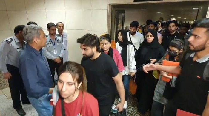 پاکستانی طلبا کو لیکر غیرملکی ائیرلائنز کی پرواز کرغزستان سے لاہور پہنچ گئی