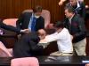 ویڈیو: بل پاس ہونے سے روکنے کیلئے تائیوان کا  رکن پارلیمنٹ بل کا مسودہ لے کر فرار