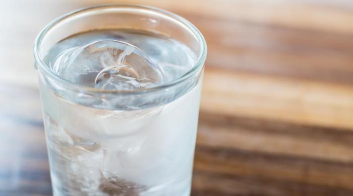 کیا ٹھنڈا پانی پینے سے جسم کو نقصان پہنچتا ہے؟