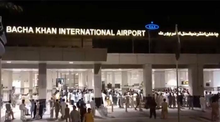 کرغزستان سے 290 طلبا کو لے کر پہلی پرواز پشاور پہنچ گئی