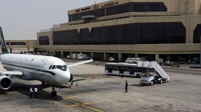 نجی ائیرلائن کے طیارے کی کراچی ائیرپورٹ پر ہنگامی لینڈنگ، گورنر سندھ بھی سوار تھے