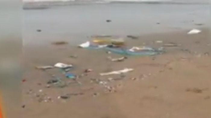 ہاکس بے  پر کچرے کے ڈھیر نے ساحل کی خوبصورتی کو خراب کردیا 