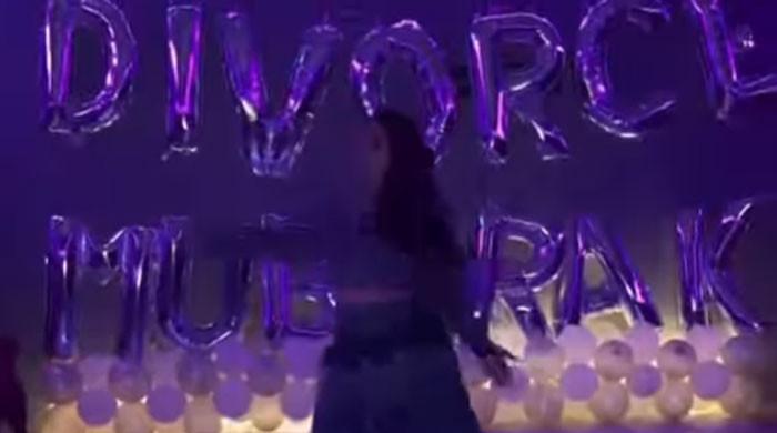 طلاق کی خوشی میں خاتون کے جشن منانے کی ویڈیو وائرل