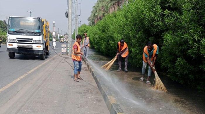 فیصل آباد میں ’ستھرا پنجاب‘ منصوبے کے تحت آزمائشی طور پر صفائی آپریشن شروع