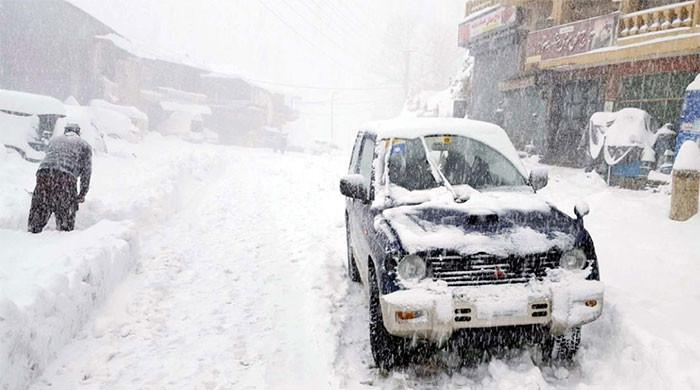 بلتستان ڈویژن میں برفباری، پہاڑی تودہ گرنے سے گلگت اسکردو روڈ بند