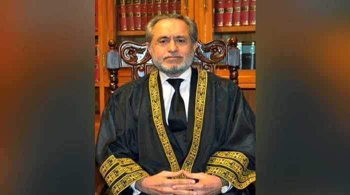 فوج کو ہی بارڈر سنبھال کر ملک کا دفاع کرنا ہوتا ہے، اسکا ڈسپلن قائم ہے اللہ قائم ہی رکھے: جسٹس جمال