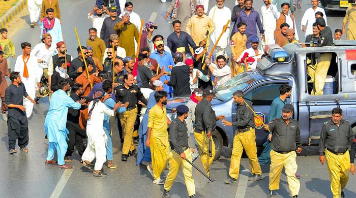 کراچی میں کینال منصوبے کیخلاف قوم پرست جماعت کی ریلی، شرکا کے تشدد سے پولیس اہلکار زخمی