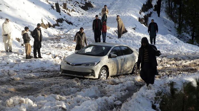 ملک کے بالائی علاقوں میں شدید برفباری کے باعث نظام زندگی متاثر