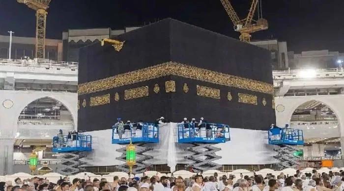ایام حج کی آمد سے قبل غلاف کعبہ کو زمین سے 3 میٹر اونچا کردیاگیا
