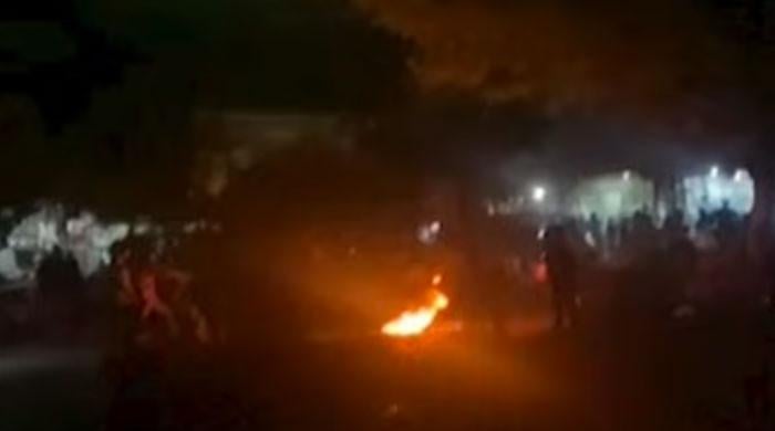 کراچی: پانی بجلی کو ترسے عوام سڑکوں پر آگئے، ٹینکر آپریٹرز کیخلاف تحقیقات شروع