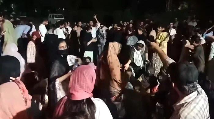 اچھا کھانا اور سہولیات نہ دینے پر سندھ یونیورسٹی گرلز ہاسٹل کے باہر طالبات کا احتجاج