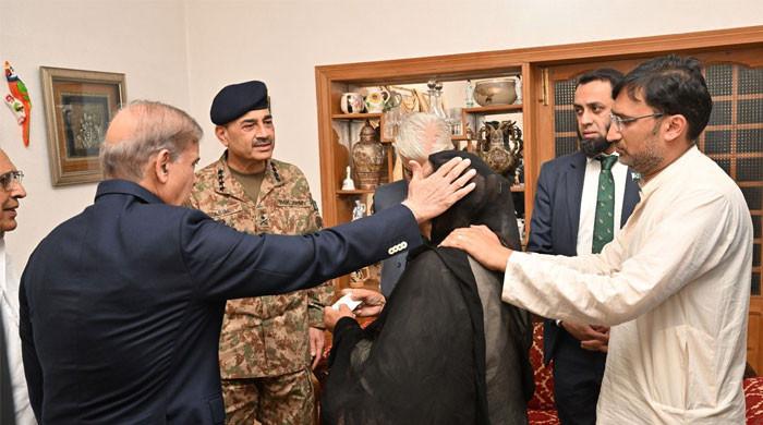 وزیراعظم، صدر مملکت اور آرمی چیف کی معرکہ حق میں شہید اسکواڈرن لیڈر عثمان یوسف کے گھر آمد 