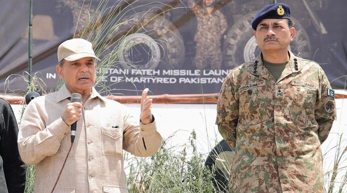 آرمی چیف نے قائدانہ صلاحیتوں سے دشمن کے ناپاک عزائم کو خاک میں ملایا: وزیراعظم کی مبارکباد