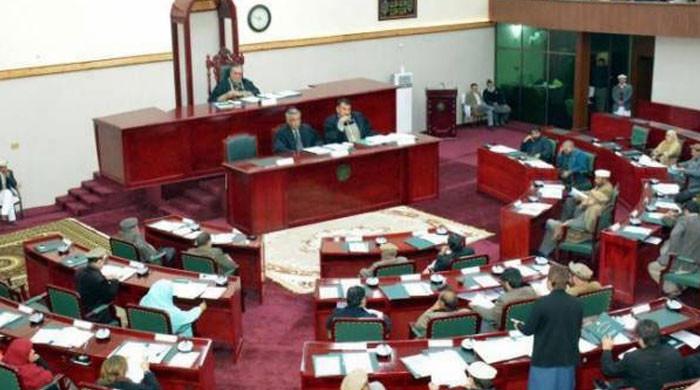 گلگت بلتستان اسمبلی میں ہنگامہ،حکومتی رکن فضل رحیم کی اپوزیشن رہنما نوازخان کو چپل مارنیکی کوشش