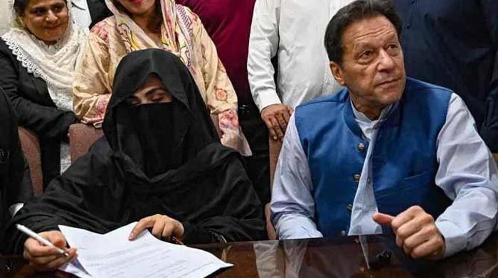 190ملین پاؤنڈ کیس: پی ٹی آئی رہنما عمران اور  بشریٰ بی بی کی سزا معطلی کا کیس مقرر کرانے کیلئے متحرک