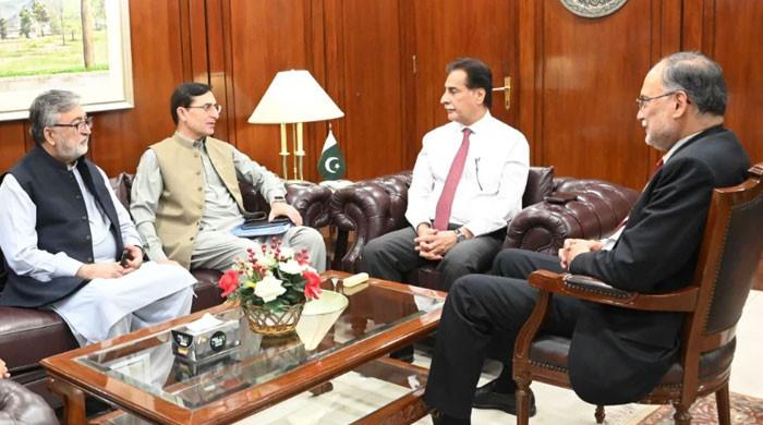 حکومت کیساتھ مذاکرات دوبارہ شروع کرنے کیلئے چیئرمین پی ٹی آئی اور بیرسٹر سیف متحرک