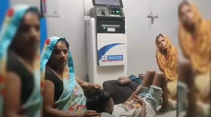 ویڈیو: بھارت میں گرمی اور بجلی کے ستائے خاندان نے اے ٹی ایم بوتھ میں ڈیرے ڈال لیے