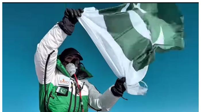 کوہ پیما نائلہ کیانی کی بھارتی ریاست سے جڑی چوٹی پر پاکستانی پرچم سربلند کرنیکی ویڈیو آگئی