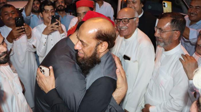 سینیٹ کمیٹی میں نوک جھونک، ایمل ولی نے پشتون روایات کے تحت چیئرمین پی ٹی اے کا جرگہ قبول کر لیا