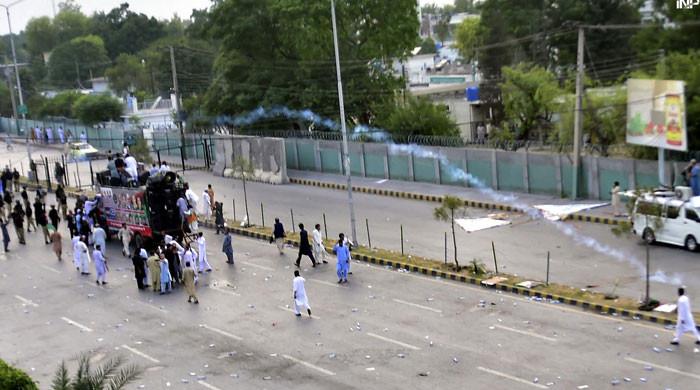 پشاور: پی پی کا کےپی حکومت کی مبینہ کرپشن کیخلاف احتجاج، پولیس اور مظاہرین میں تصادم