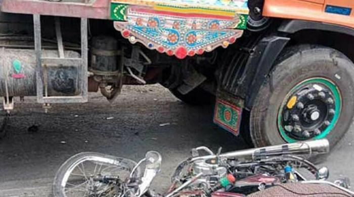 کراچی: ٹریلر سے ہونے والے حادثات میں 2 خواتین سمیت 3 افراد جاں بحق 