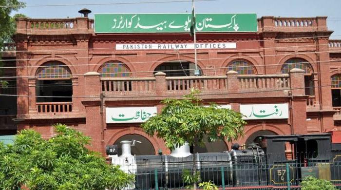 وزارت ریلوے نے ریکارڈ 17 ہزار سے زائد اسامیاں ختم کر دیں