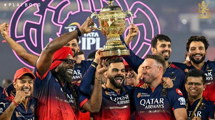 رائل چیلنجرز  بنگلور کے کوہلی نے 18 سال انتظار کے بعد بالآخر پہلی آئی پی ایل ٹرافی جیت لی