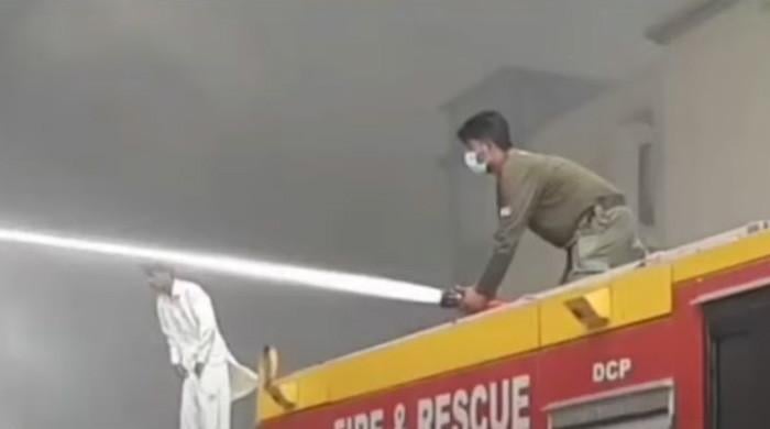 کراچی: فیکٹری میں لگی آگ پر تاحال قابو نہیں پایا جاسکا، عمارت کا کچھ حصہ گرنے سے 5 فائر فائٹر زخمی
