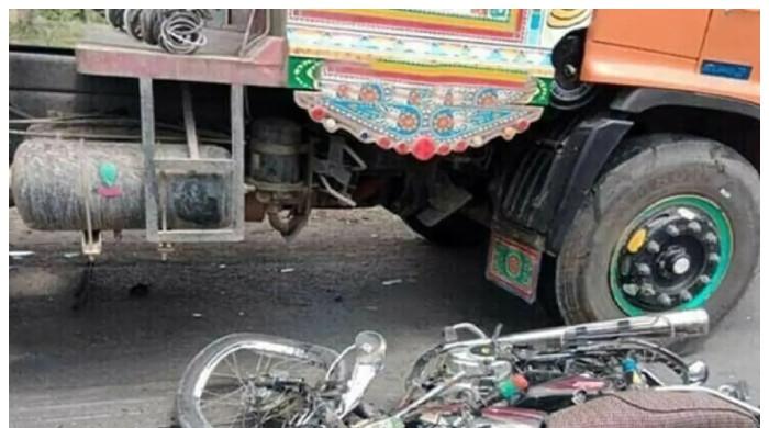 کراچی: گھر سے آئسکریم کھانے جانیوالے 2 بچپن کے دوست  واٹر ٹینکر کی ٹکر سے جاں بحق