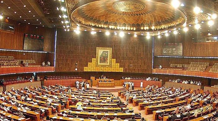 پوسٹ بجٹ پریس کانفرنس: وزیر خزانہ نے وزرا اور پارلیمنٹیرینز کی بھاری بھرکم تنخواہوں پر کیا کہا؟