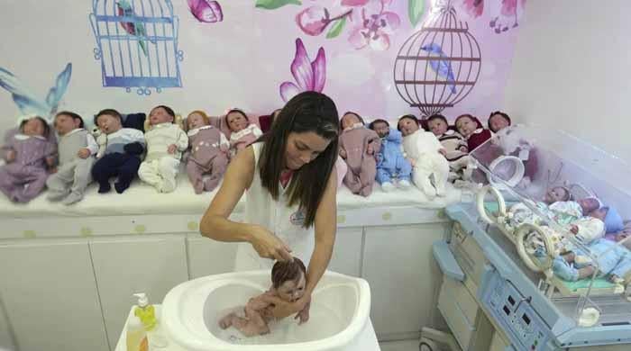 برازیل میں بظاہر جیتی جاگتی نظر آنے والی گڑیا رکھنا تنازع بن گیا