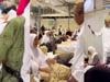 حج پر آیا شہری اہلیہ کو گلاب دینے خواتین کے خیمے میں جاگھسا، ویڈیو وائرل