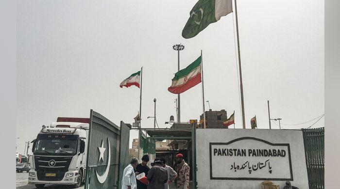 پاکستان کا ایران میں تعینات سفارتکاروں کے اہل خانہ اور غیر ضروری عملے کے انخلا کا فیصلہ