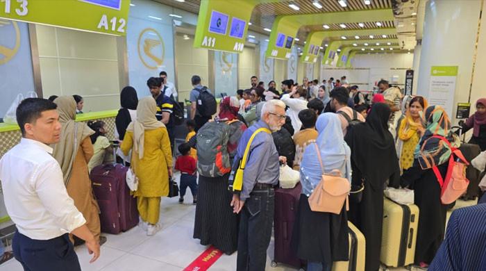 ایران میں پھنسے پاکستانی خصوصی پرواز میں اشک آباد سے اسلام آباد پہنچ گئے