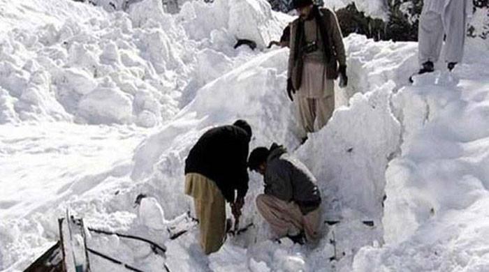 کاغان: گلیشیئر  کا ایک ٹکڑا بیٹھنے سے تصاویر بنوانے والے باپ بیٹا سمیت 3 سیاح جاں بحق