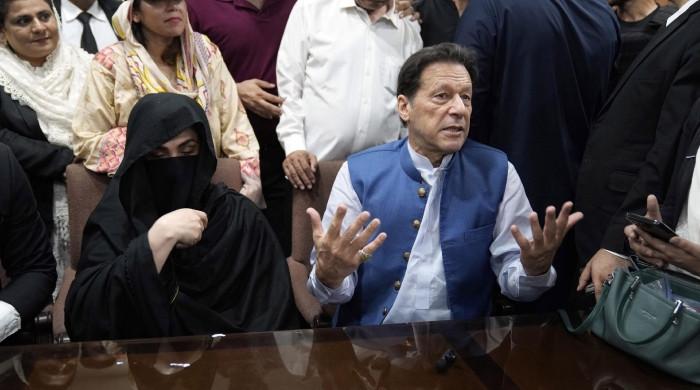 190ملین پاؤنڈ کیس: نیب نے عمران، بشریٰ کی سزا معطلی کی درخواستوں پر تیاری کیلئے وقت مانگ لیا