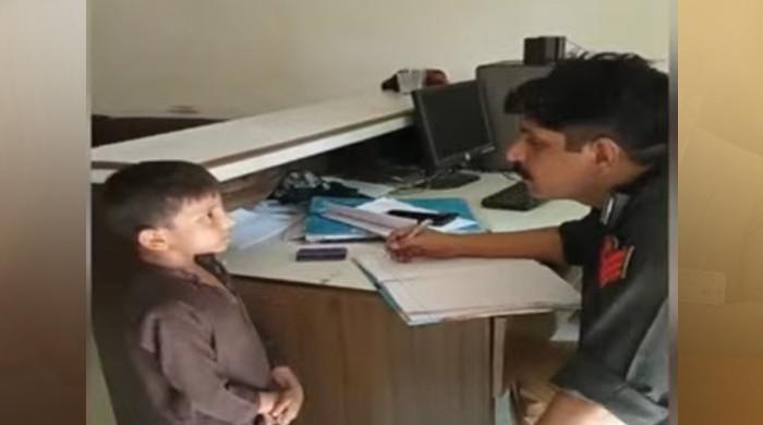حیدرآباد: گلی میں کھیلنے سے منع کرنے پر 7 سالہ بچہ شکایت لیکر تھانے پہنچ گیا