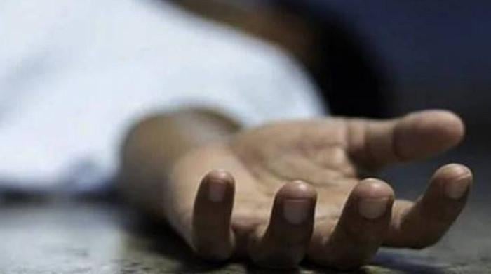 کراچ:گاڑی ڈرائیور سے بے قابو ہوکر ہوٹل میں گھس گئی، ایک شخص جاں بحق 