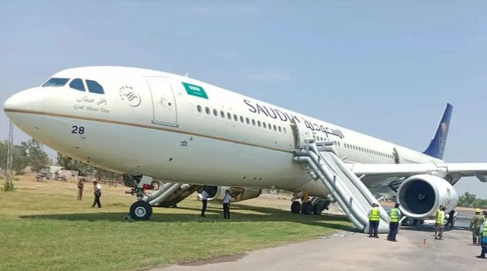 کراچی سے جدہ جانیوالے طیارے کے انجن میں آگ لگ گئی، ہنگامی لینڈنگ