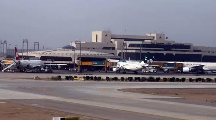 کراچی ائیرپورٹ پر کھڑے طیارے سے گاڑی ٹکرا گئی