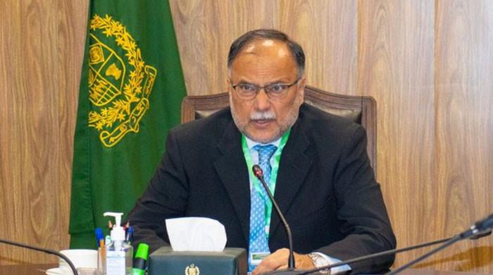 ٹیکس کا 60 فیصدصوبوں کو دیتے ہیں، اس لیے ڈیموں پر زیادہ رقم نہیں لگا پارہے: احسن اقبال 
