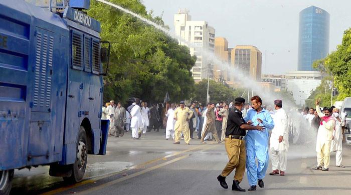 کراچی: سندھ ایمپلائز الائنس کااحتجاج، پولیس کا مظاہرین پرلاٹھی چارج اور واٹرکینن کا استعمال
