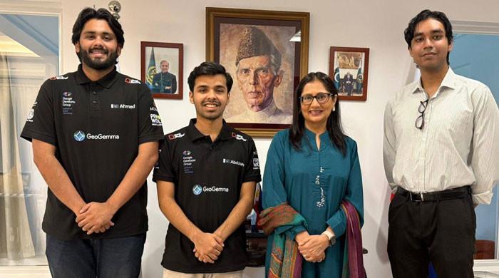 فلپائن میں پاکستانی طلبہ نے قدرتی آفات کا ابتدائی وارننگ الرٹس نظام متعارف کروانے پر ایوارڈ جیت لیا