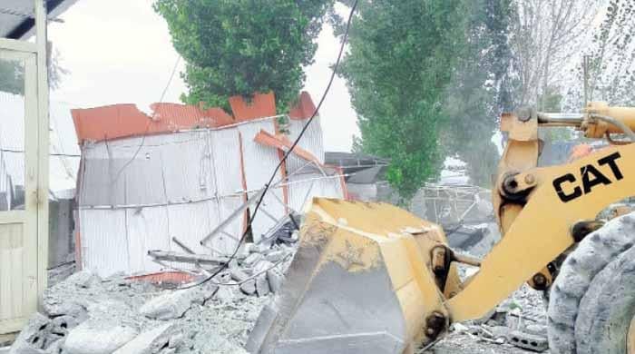 دریائے سوات پر تجاوزات کیخلاف آپریشن، 65 دکانیں، ہوٹل اور پارک مسمار