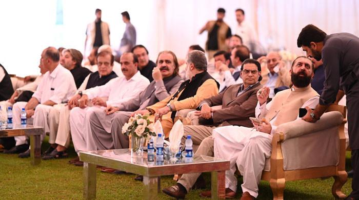 پی ٹی آئی کی پارلیمانی پارٹی اجلاس کی اندرونی کہانی سامنے آگئی