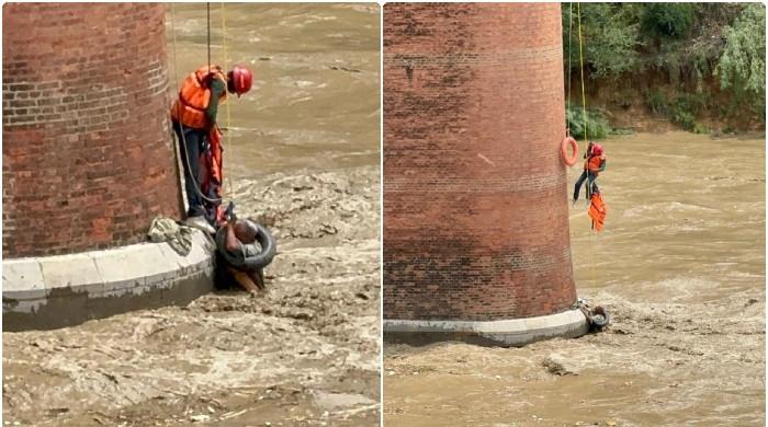 اٹک میں چرواہا سیلابی ریلے کی لپیٹ میں آگیا، ریسکیو 1122 نے سیکڑوں فٹ نیچے جا کر بحفاظت نکال لیا