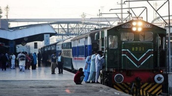 ریلوے نے 2 ہفتوں کے دوران دوسری مرتبہ کرایوں میں اضافہ کردیا